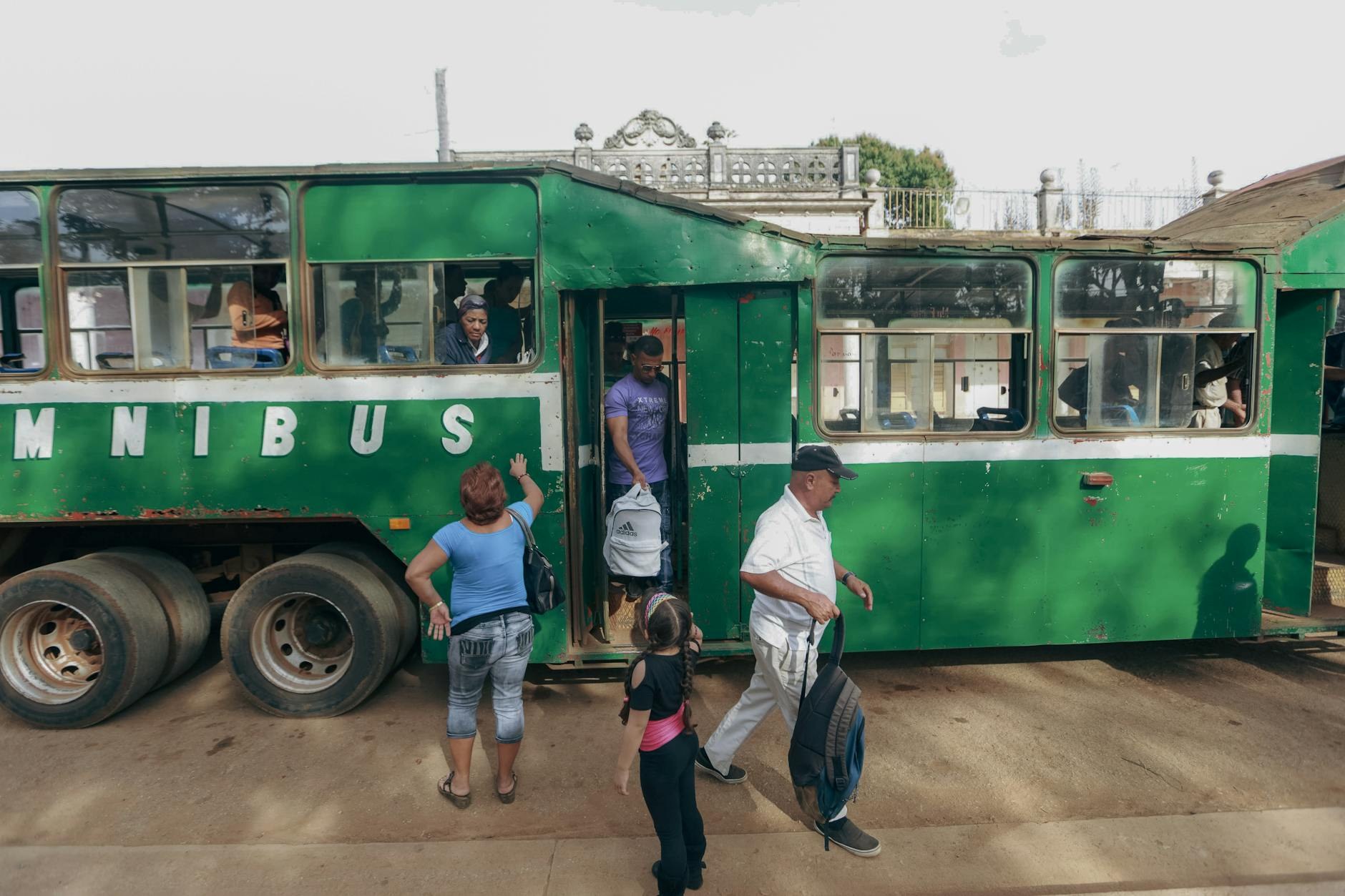 Economía dominicana Pasaje SDE por las Nubes: Carro Púb - El Farol al Día