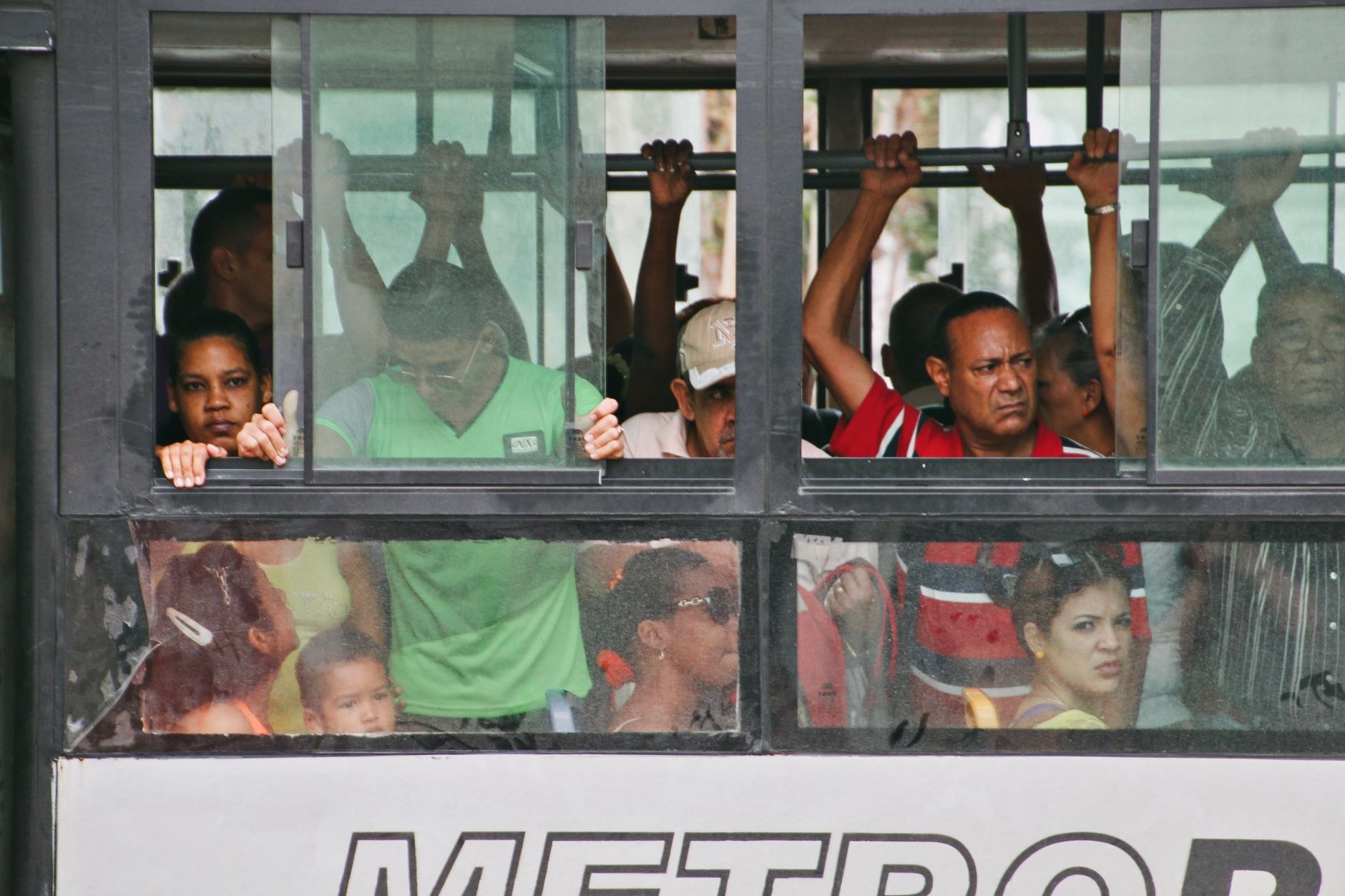 Economía dominicana Transporte SDE: Los Mina Paga Caro  - El Farol al Día